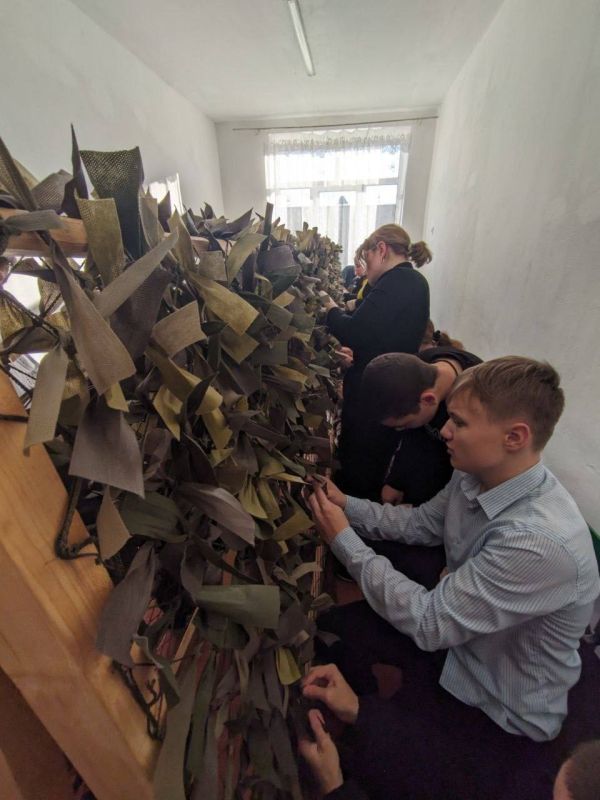 Антон Кравец: Школьники Дрофинской средней общеобразовательной школы и волонтеры плетут маскировочные сети для участников СВО Антон Кравец: Школьники Дрофинской средней общеобразовательной школы и волонтеры плетут маскировочные сети для участников СВО