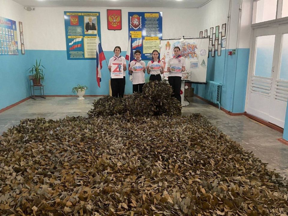 Антон Кравец: Школьники Дрофинской средней общеобразовательной школы и волонтеры плетут маскировочные сети для участников СВО Антон Кравец: Школьники Дрофинской средней общеобразовательной школы и волонтеры плетут маскировочные сети для участников СВО