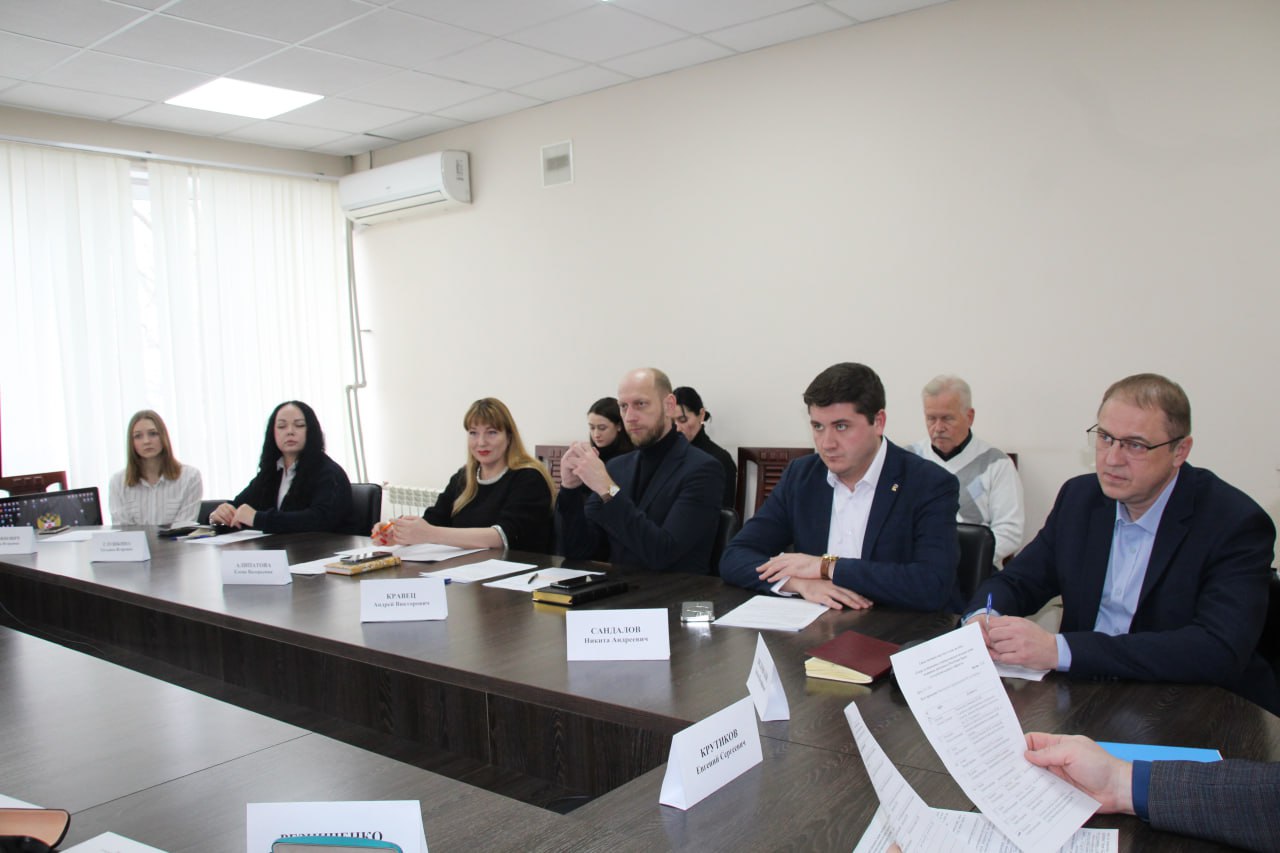 В Крыму предложили комплекс мер по обеспечению врачей служебным жильём для решения кадрового дефицита В Крыму предложили комплекс мер по обеспечению врачей служебным жильём для решения кадрового дефицита