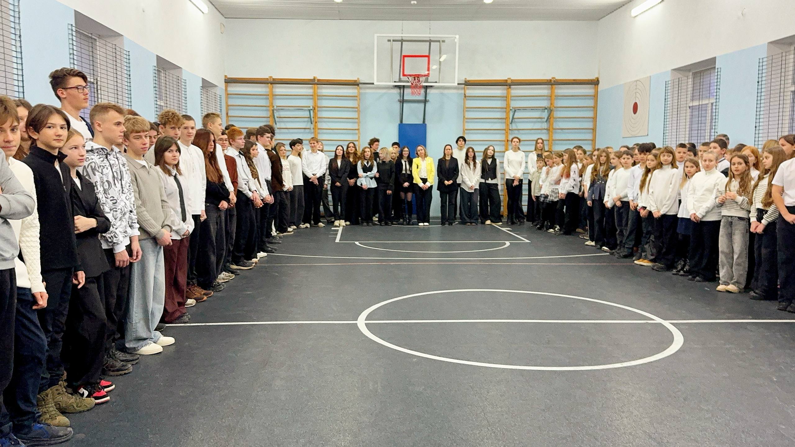 Александр Дудинов: Сегодня принял участие в торжественной линейке в Черноморской средней школе №1 им. Н. Кудри, посвященной открытию Года единства народов России Александр Дудинов: Сегодня принял участие в торжественной линейке в Черноморской средней школе №1 им. Н. Кудри, посвященной открытию Года единства народов России