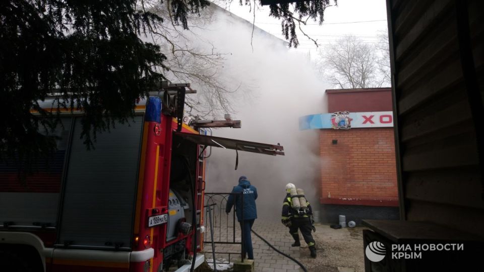 В Керчи горит пункт выдачи заказов