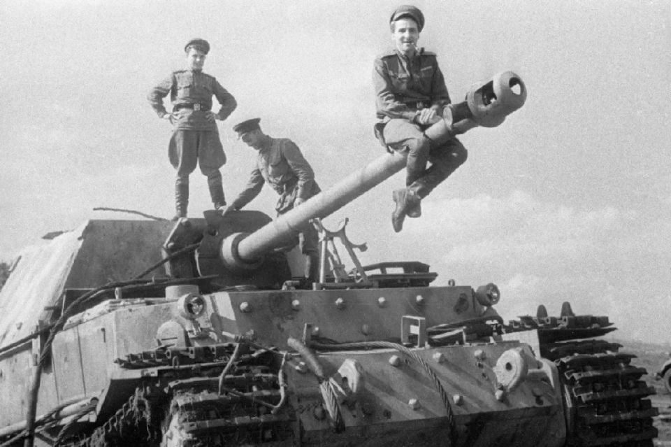 Рыцарь советского образа. Как Константин Симонов возрождал древнюю традицию