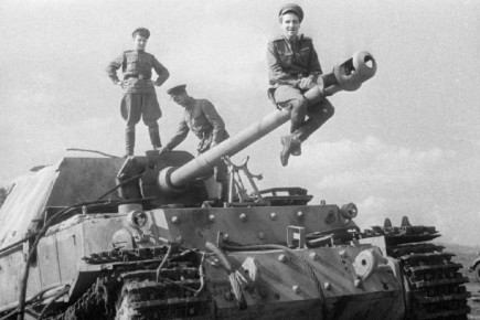 Рыцарь советского образа. Как Константин Симонов возрождал древнюю традицию