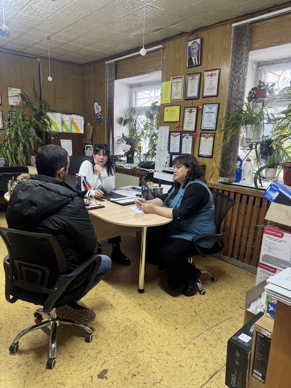 В Департаменте ЗАГС Минюста Крыма подвели итоги по участию отделов ЗАГС в Днях правовой помощи многодетным семьям, которые, напомним, длились всю предыдущую неделю на базе администраций городов и районов Республики Крым и... В Департаменте ЗАГС Минюста Крыма подвели итоги по участию отделов ЗАГС в Днях правовой помощи многодетным семьям, которые, напомним, длились всю предыдущую неделю на базе администраций городов и районов Республики Крым и...