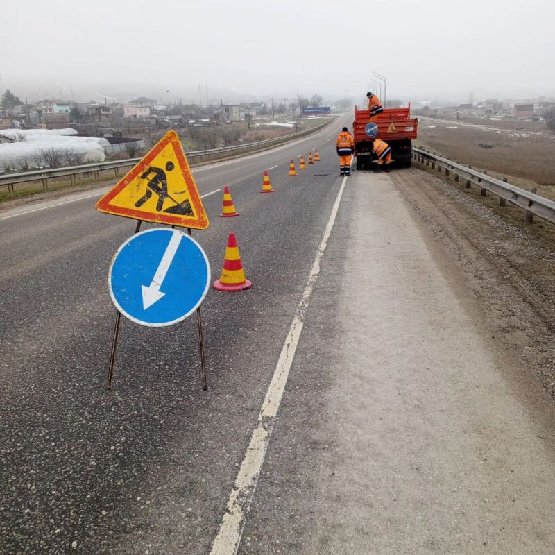 Специалисты Керченского филиала ГУП РК «Крымавтодор» ежедневно ведут работы по поддержанию целостности городских дорог: проводят мониторинг и составляют дефектные ведомости для планирования ремонта