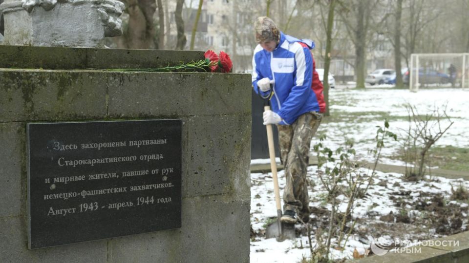 "ТрудКрут": студенческий десант в Крыму провел патриотическую акцию