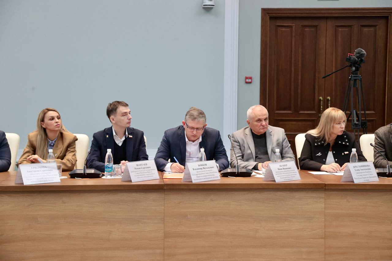 В Крыму обсудили вопросы реализации внутренней языковой политики и защиты русского языка В Крыму обсудили вопросы реализации внутренней языковой политики и защиты русского языка