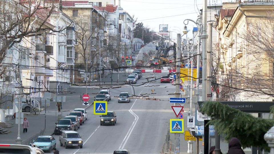 Движение транспорта ограничили на одной полосе автодороги от улицы Керченская до улицы Новороссийская