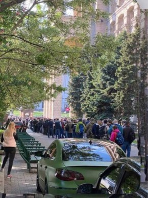 2022 год – Киев. Хохлы стоят за новой маркой в честь атаки на Крымский мост