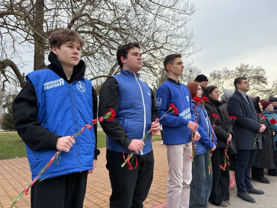 В Керчи состоялась торжественная церемония возложения цветов к капсуле с землей города-героя Ленинграда в память о погибших В Керчи состоялась торжественная церемония возложения цветов к капсуле с землей города-героя Ленинграда в память о погибших