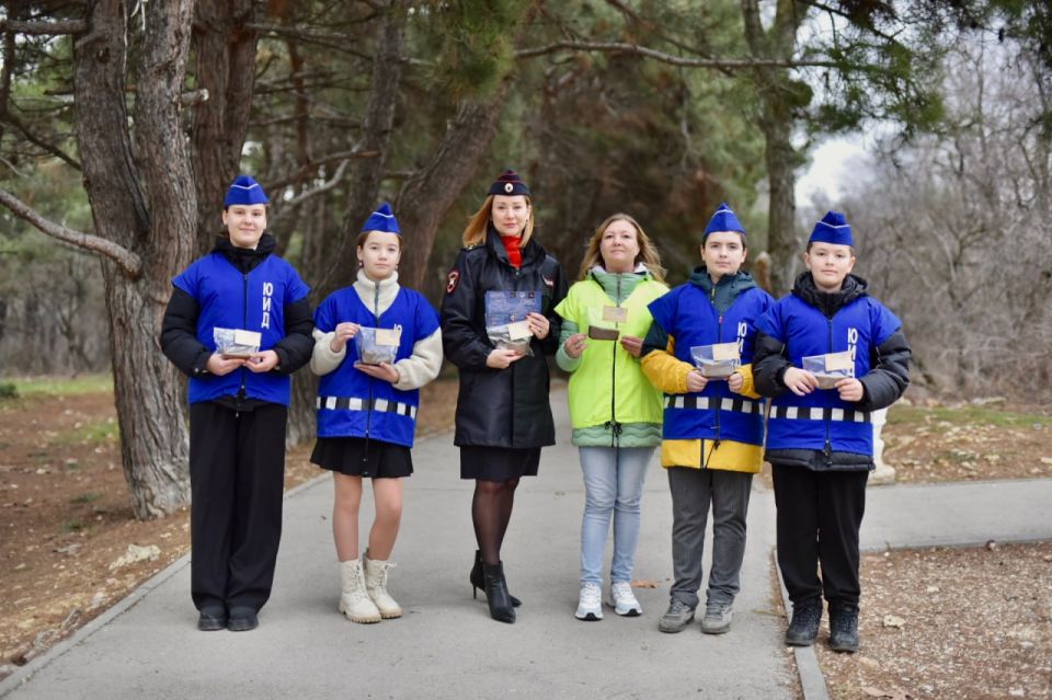 В Севастополе госавтоинспекторы совместно с отрядом ЮИД приняли участие в памятной акции «Блокадный хлеб»