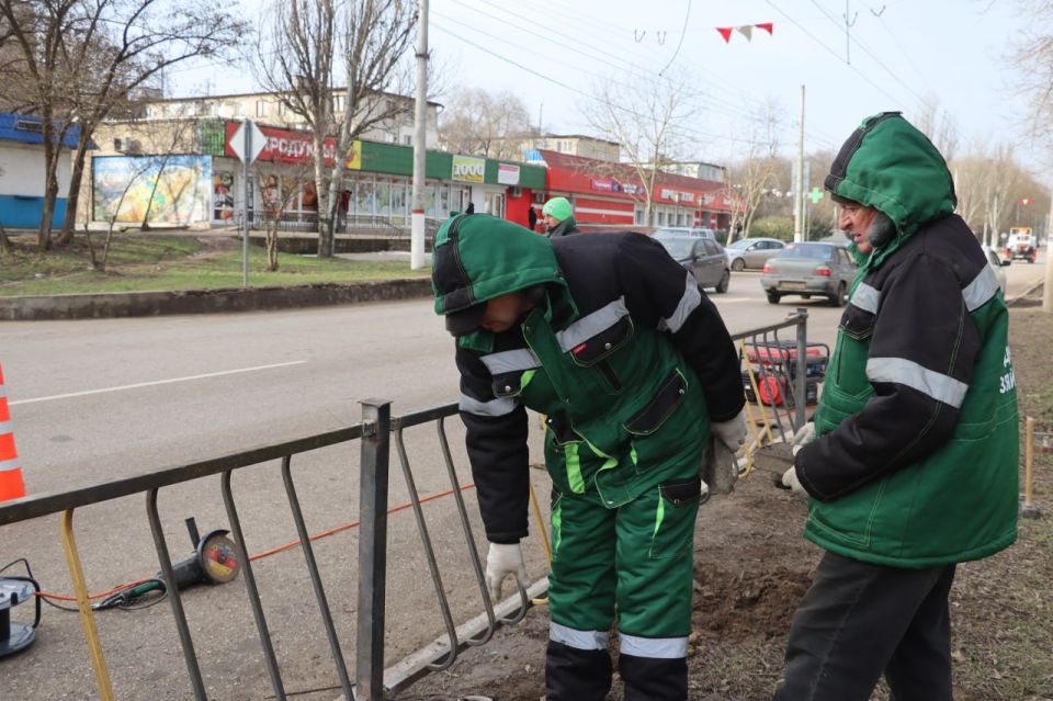 У остановки «Горбольница» по Вокзальному шоссе сотрудники Службы городского хозяйства проводят работы по восстановлению плитки У остановки «Горбольница» по Вокзальному шоссе сотрудники Службы городского хозяйства проводят работы по восстановлению плитки
