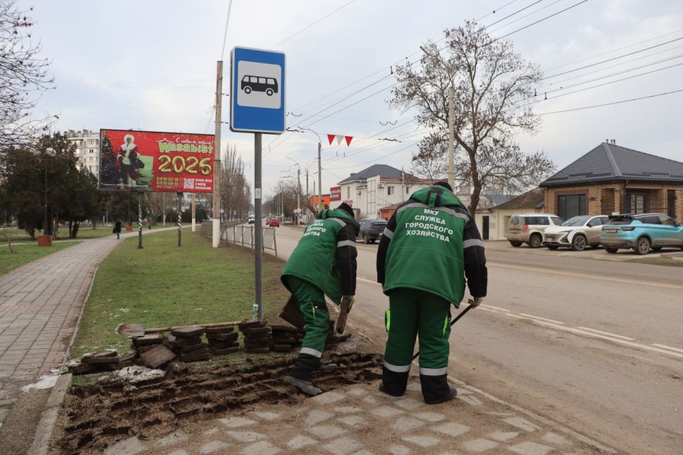 У остановки «Горбольница» по Вокзальному шоссе сотрудники Службы городского хозяйства проводят работы по восстановлению плитки