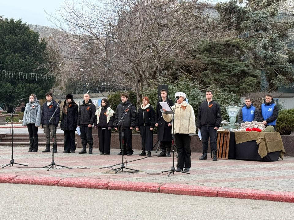 В Керчи состоялась торжественная церемония возложения цветов к капсуле с землей города-героя Ленинграда в память о погибших В Керчи состоялась торжественная церемония возложения цветов к капсуле с землей города-героя Ленинграда в память о погибших