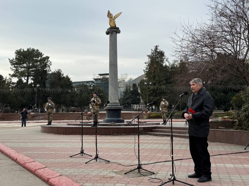 В Керчи состоялась торжественная церемония возложения цветов к капсуле с землей города-героя Ленинграда в память о погибших В Керчи состоялась торжественная церемония возложения цветов к капсуле с землей города-героя Ленинграда в память о погибших