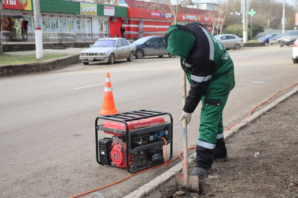 У остановки «Горбольница» по Вокзальному шоссе сотрудники Службы городского хозяйства проводят работы по восстановлению плитки У остановки «Горбольница» по Вокзальному шоссе сотрудники Службы городского хозяйства проводят работы по восстановлению плитки