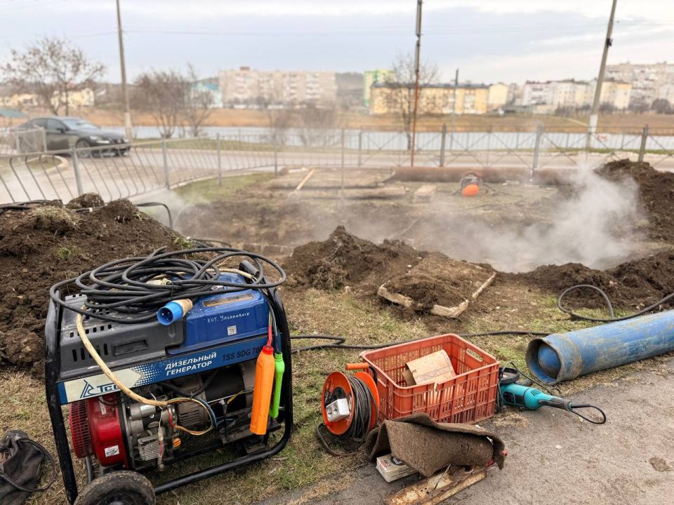 Специалисты Керченского филиала ГУП РК «Теплокоммунэнерго» приступили к ремонтным работам на теплотрассе по ул. Ворошилова. На этом участке регулярно накапливаются подпочвенные воды, что приводит к коррозийному износу... Специалисты Керченского филиала ГУП РК «Теплокоммунэнерго» приступили к ремонтным работам на теплотрассе по ул. Ворошилова. На этом участке регулярно накапливаются подпочвенные воды, что приводит к коррозийному износу...