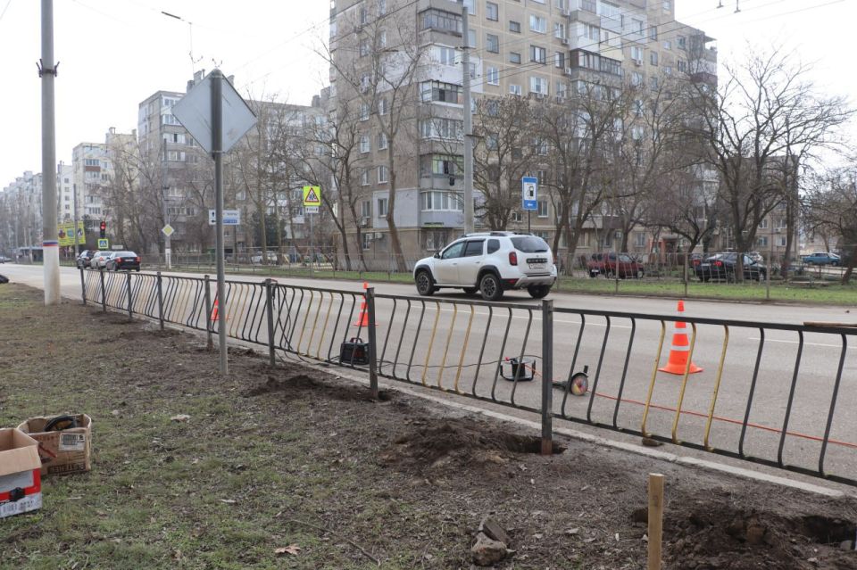 У остановки «Горбольница» по Вокзальному шоссе сотрудники Службы городского хозяйства проводят работы по восстановлению плитки У остановки «Горбольница» по Вокзальному шоссе сотрудники Службы городского хозяйства проводят работы по восстановлению плитки