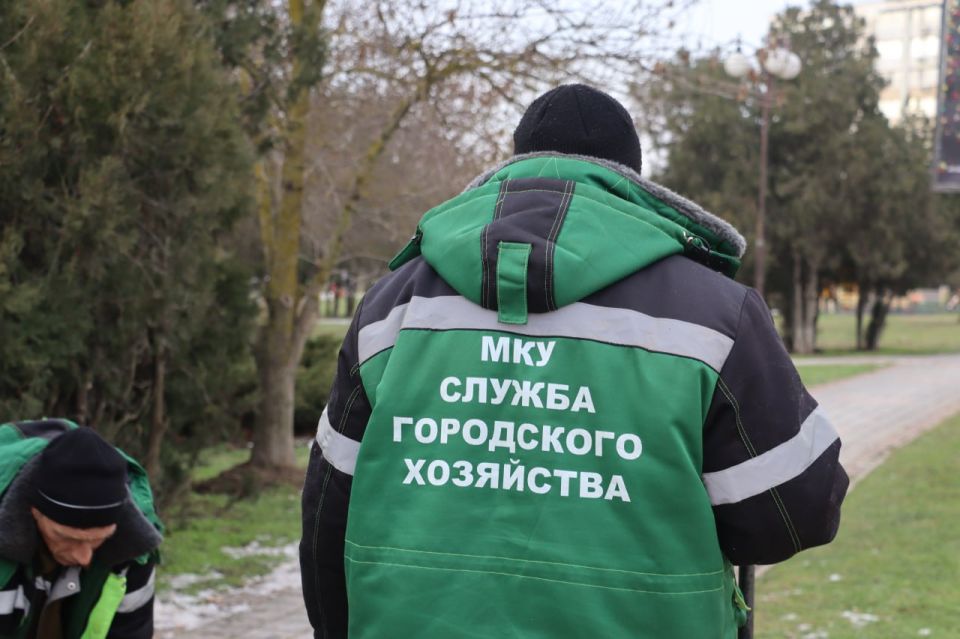 У остановки «Горбольница» по Вокзальному шоссе сотрудники Службы городского хозяйства проводят работы по восстановлению плитки У остановки «Горбольница» по Вокзальному шоссе сотрудники Службы городского хозяйства проводят работы по восстановлению плитки