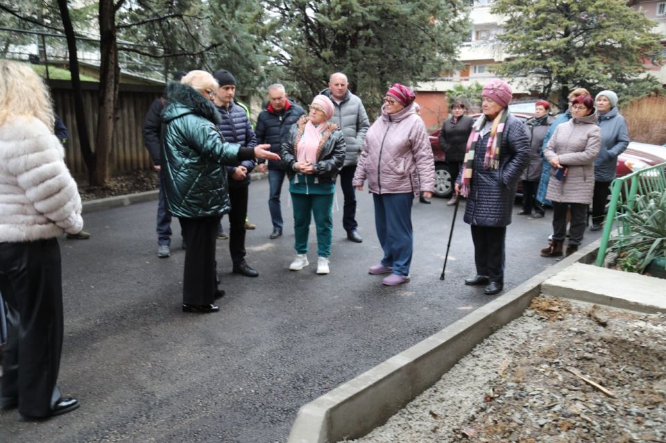 Галина Огнёва: Совместно с заместителем, курирующим сферу ЖКХ, с представителем управляющей компании ООО «Управление городского хозяйства» и специалистами администрации выехали на улицу Судакская, 20