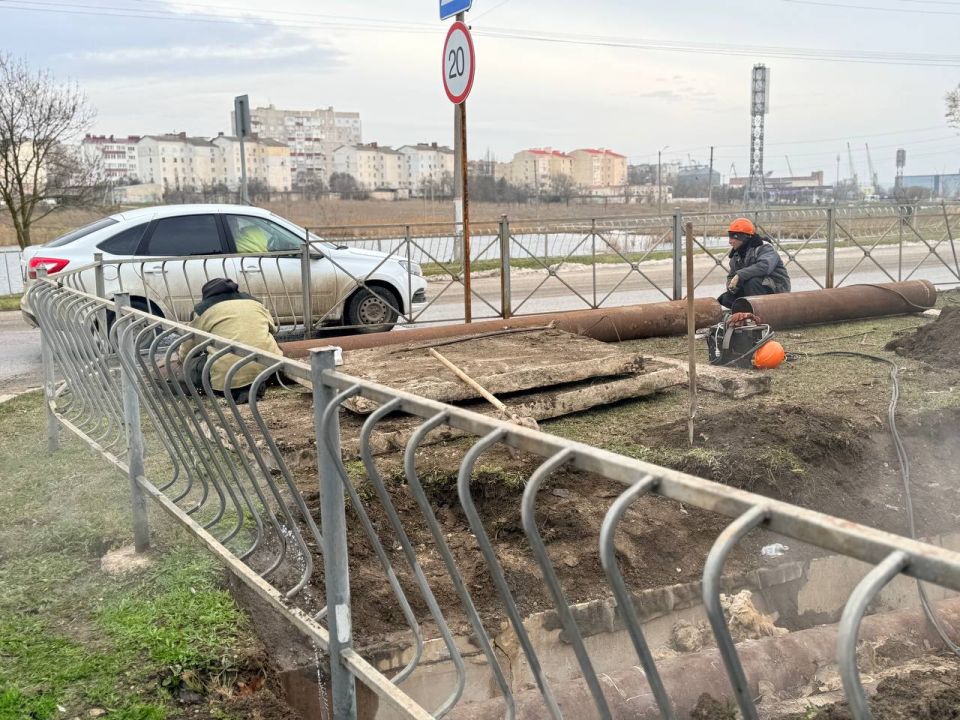 Специалисты Керченского филиала ГУП РК «Теплокоммунэнерго» приступили к ремонтным работам на теплотрассе по ул. Ворошилова. На этом участке регулярно накапливаются подпочвенные воды, что приводит к коррозийному износу... Специалисты Керченского филиала ГУП РК «Теплокоммунэнерго» приступили к ремонтным работам на теплотрассе по ул. Ворошилова. На этом участке регулярно накапливаются подпочвенные воды, что приводит к коррозийному износу...