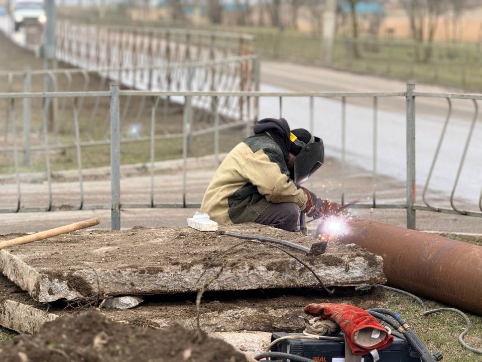 Специалисты Керченского филиала ГУП РК «Теплокоммунэнерго» приступили к ремонтным работам на теплотрассе по ул. Ворошилова. На этом участке регулярно накапливаются подпочвенные воды, что приводит к коррозийному износу... Специалисты Керченского филиала ГУП РК «Теплокоммунэнерго» приступили к ремонтным работам на теплотрассе по ул. Ворошилова. На этом участке регулярно накапливаются подпочвенные воды, что приводит к коррозийному износу...