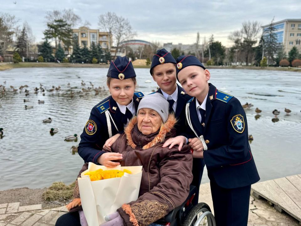 Офицеры и кадеты СК России провели для жительницы блокадного Ленинграда Ольги Покровской экскурсию по памятным местам Симферополя Офицеры и кадеты СК России провели для жительницы блокадного Ленинграда Ольги Покровской экскурсию по памятным местам Симферополя