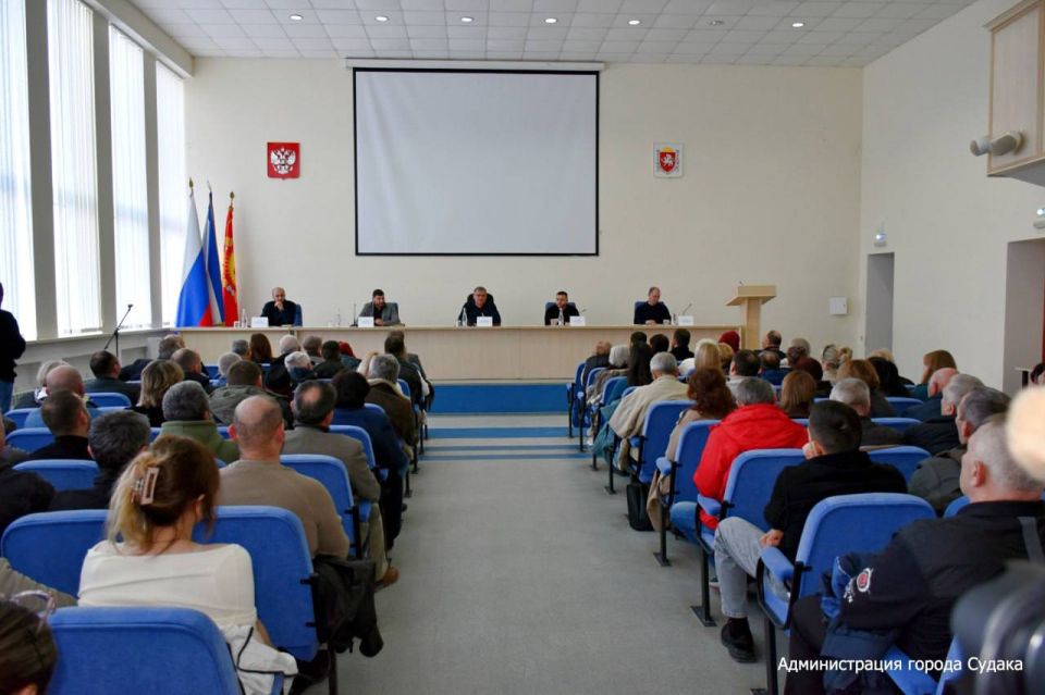 Кирилл Чебышев: В большом зале администрации состоялось совещание с собственниками гостевых домов и индивидуальными предпринимателями муниципального округа Судак