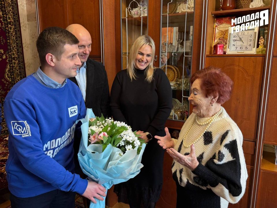 Молодогвардейцы Керчи навестили блокадницу Александру Евсеевну Исакадзе