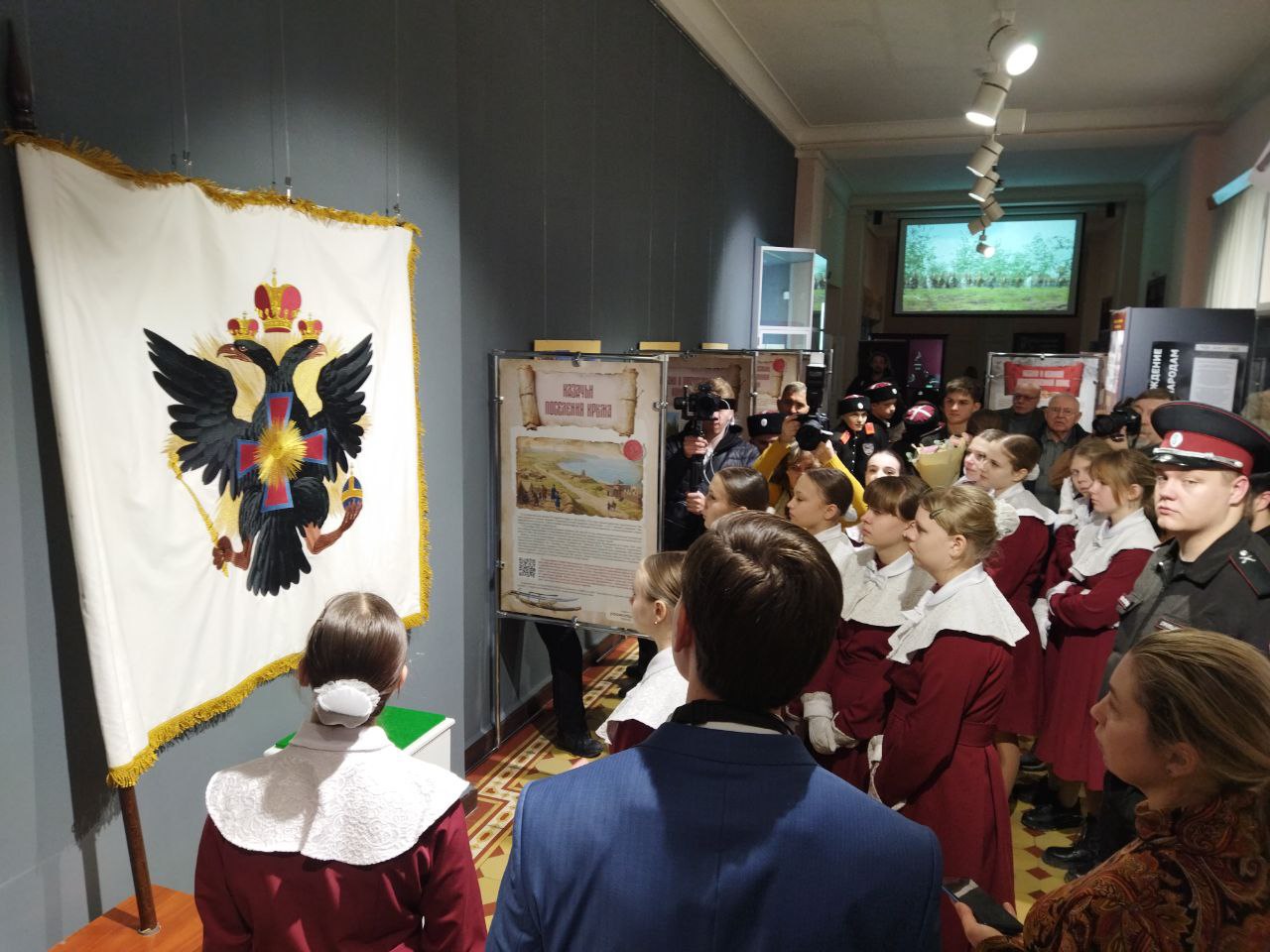 26 января в Центральном музее Тавриды состоялась презентация Мультимедийного выставочного проекта «Казачество Крыма», приуроченного к двум значимым событиям – Дню создания Черноморского казачьего войска – 14 января 1788... 26 января в Центральном музее Тавриды состоялась презентация Мультимедийного выставочного проекта «Казачество Крыма», приуроченного к двум значимым событиям – Дню создания Черноморского казачьего войска – 14 января 1788...