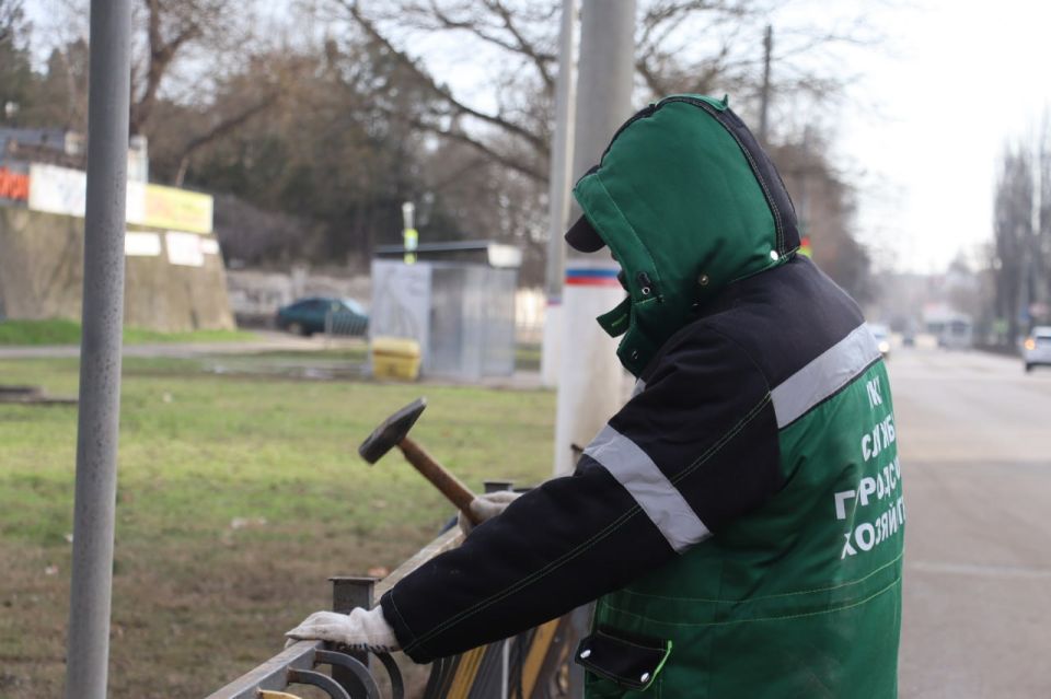 У остановки «Горбольница» по Вокзальному шоссе сотрудники Службы городского хозяйства проводят работы по восстановлению плитки У остановки «Горбольница» по Вокзальному шоссе сотрудники Службы городского хозяйства проводят работы по восстановлению плитки
