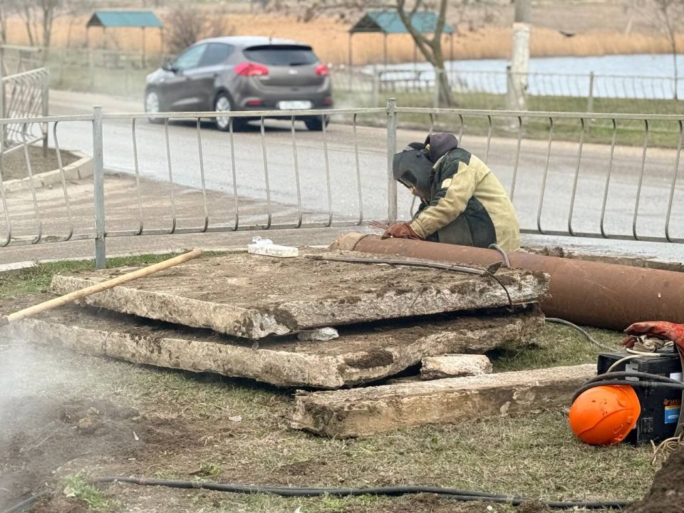 Специалисты Керченского филиала ГУП РК «Теплокоммунэнерго» приступили к ремонтным работам на теплотрассе по ул. Ворошилова. На этом участке регулярно накапливаются подпочвенные воды, что приводит к коррозийному износу... Специалисты Керченского филиала ГУП РК «Теплокоммунэнерго» приступили к ремонтным работам на теплотрассе по ул. Ворошилова. На этом участке регулярно накапливаются подпочвенные воды, что приводит к коррозийному износу...