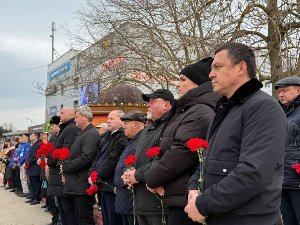 В Керчи состоялась торжественная церемония возложения цветов к капсуле с землей города-героя Ленинграда в память о погибших В Керчи состоялась торжественная церемония возложения цветов к капсуле с землей города-героя Ленинграда в память о погибших