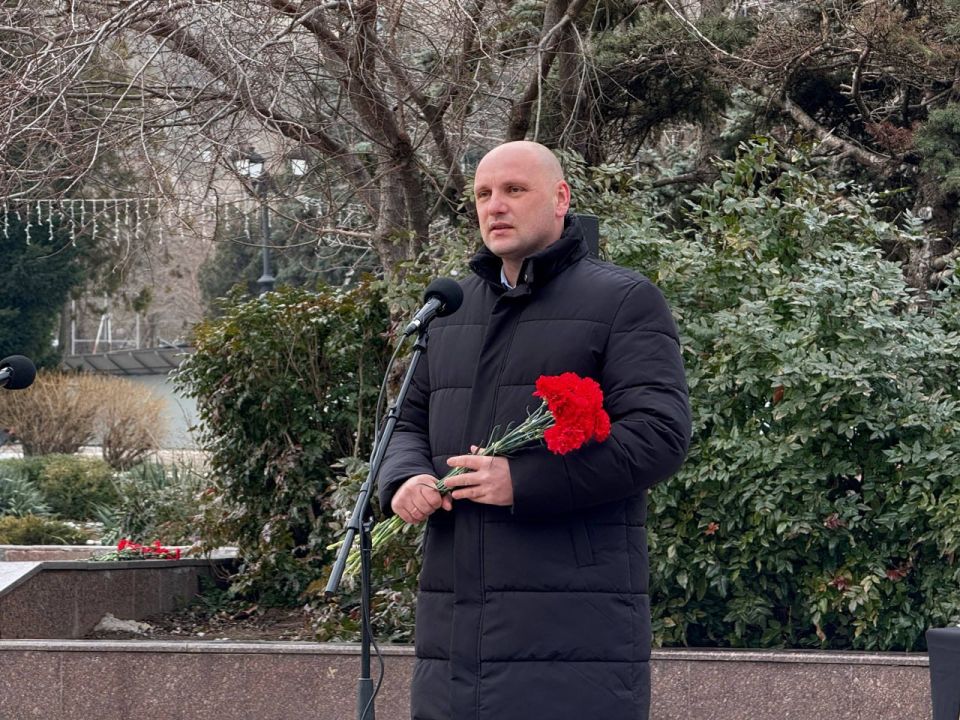 В Керчи состоялась торжественная церемония возложения цветов к капсуле с землей города-героя Ленинграда в память о погибших В Керчи состоялась торжественная церемония возложения цветов к капсуле с землей города-героя Ленинграда в память о погибших