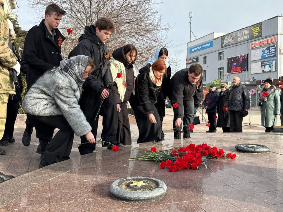 В Керчи состоялась торжественная церемония возложения цветов к капсуле с землей города-героя Ленинграда в память о погибших В Керчи состоялась торжественная церемония возложения цветов к капсуле с землей города-героя Ленинграда в память о погибших
