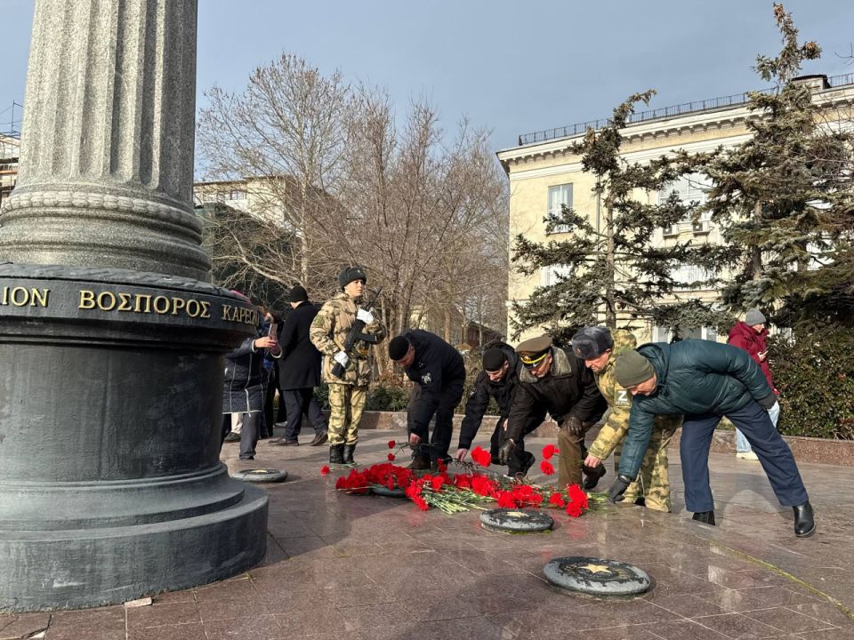 В Керчи состоялась торжественная церемония возложения цветов к капсуле с землей города-героя Ленинграда в память о погибших В Керчи состоялась торжественная церемония возложения цветов к капсуле с землей города-героя Ленинграда в память о погибших