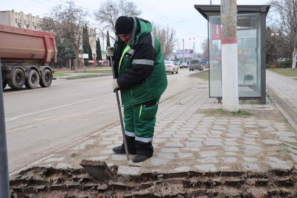 У остановки «Горбольница» по Вокзальному шоссе сотрудники Службы городского хозяйства проводят работы по восстановлению плитки У остановки «Горбольница» по Вокзальному шоссе сотрудники Службы городского хозяйства проводят работы по восстановлению плитки