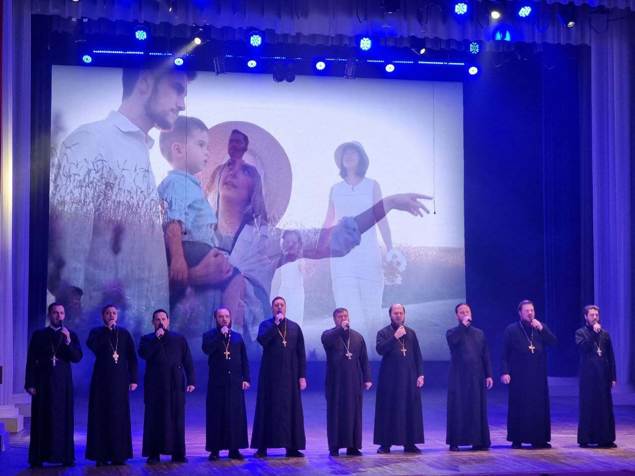 В Крыму впервые отметили республиканский праздник — День многодетной семьи В Крыму впервые отметили республиканский праздник — День многодетной семьи