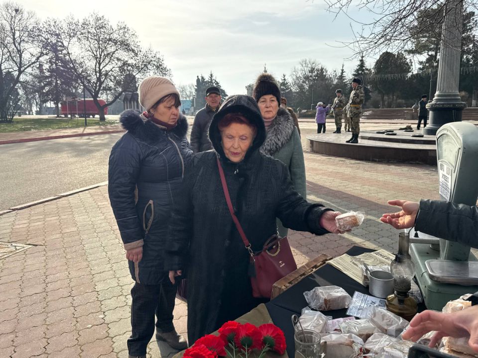 В Керчи состоялась торжественная церемония возложения цветов к капсуле с землей города-героя Ленинграда в память о погибших В Керчи состоялась торжественная церемония возложения цветов к капсуле с землей города-героя Ленинграда в память о погибших