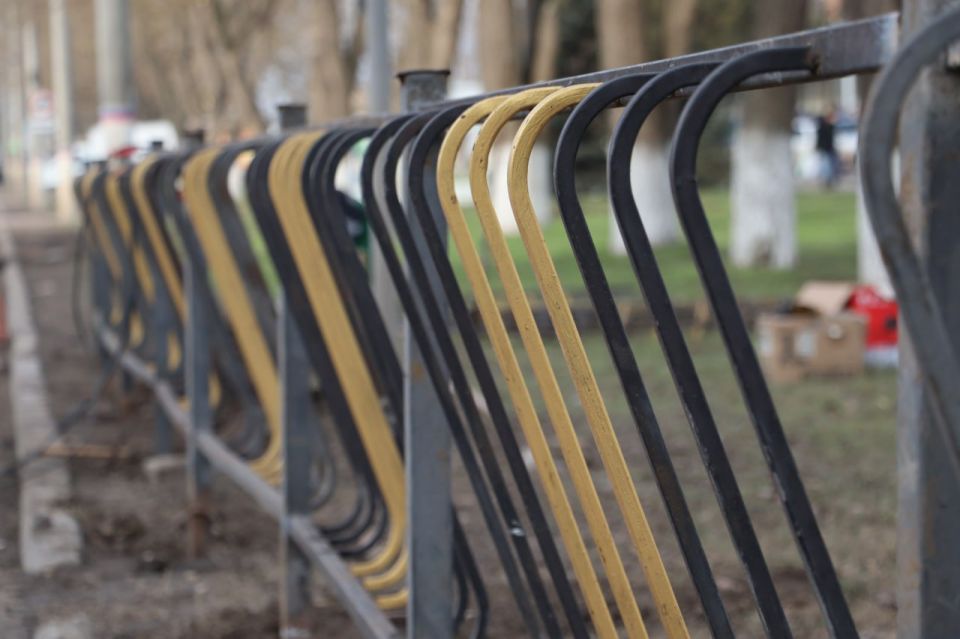 У остановки «Горбольница» по Вокзальному шоссе сотрудники Службы городского хозяйства проводят работы по восстановлению плитки У остановки «Горбольница» по Вокзальному шоссе сотрудники Службы городского хозяйства проводят работы по восстановлению плитки