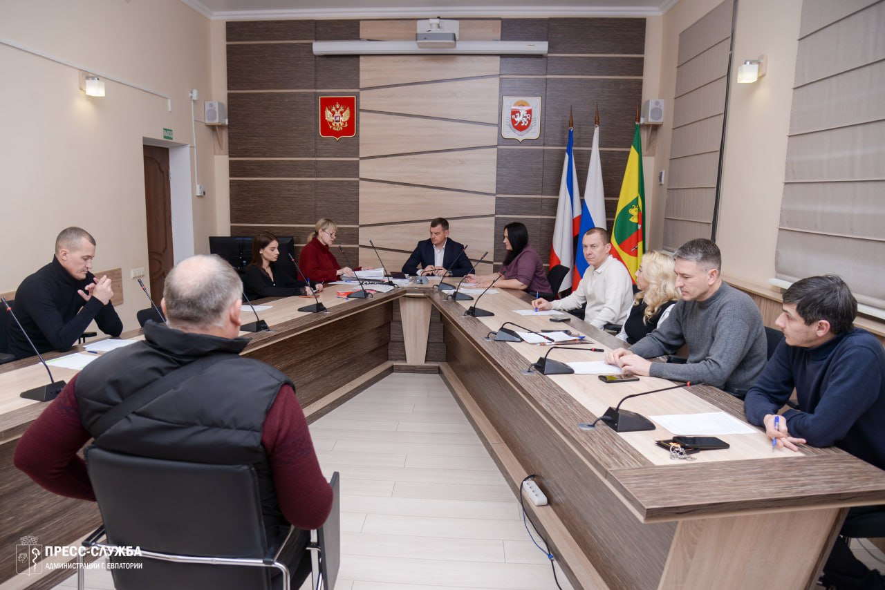 Парковка на газонах и незаконная торговля – наиболее частые нарушения в Евпатории в 2025 году