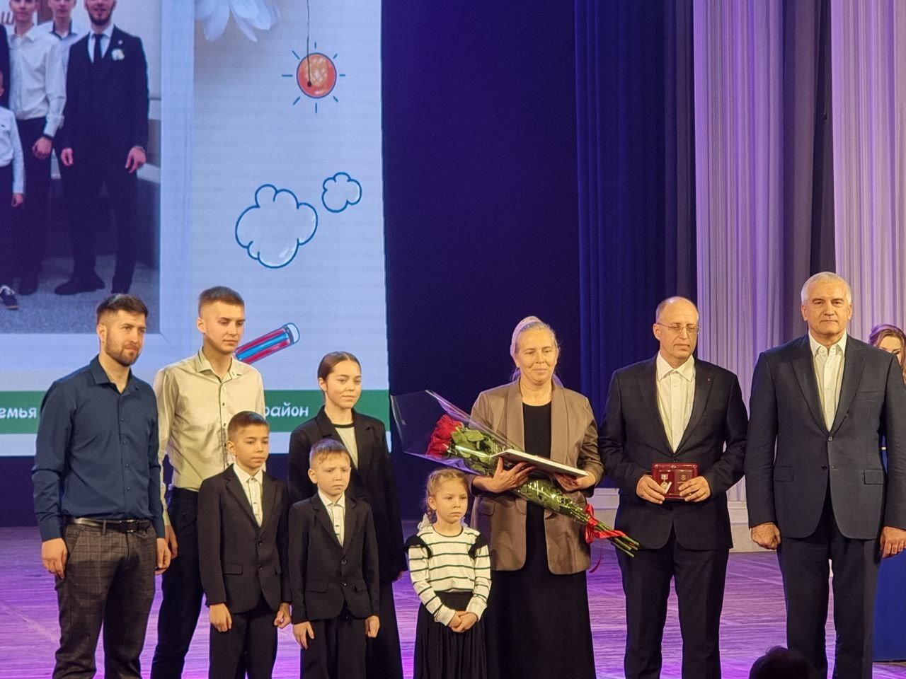 В Крыму впервые отметили республиканский праздник — День многодетной семьи В Крыму впервые отметили республиканский праздник — День многодетной семьи