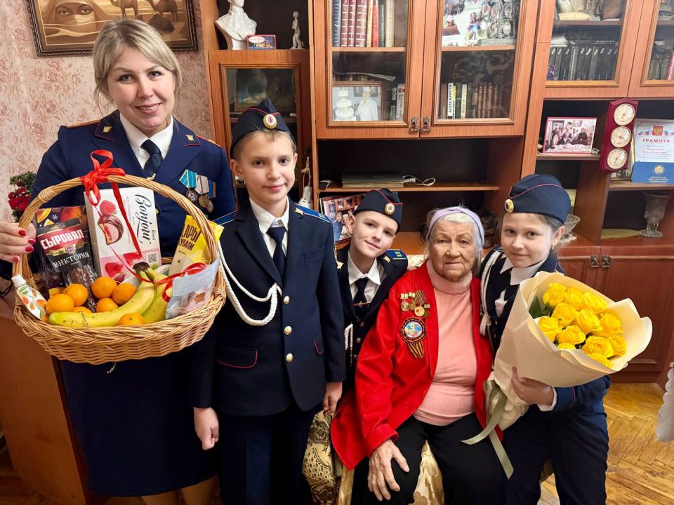 Офицеры и кадеты СК России провели для жительницы блокадного Ленинграда Ольги Покровской экскурсию по памятным местам Симферополя Офицеры и кадеты СК России провели для жительницы блокадного Ленинграда Ольги Покровской экскурсию по памятным местам Симферополя