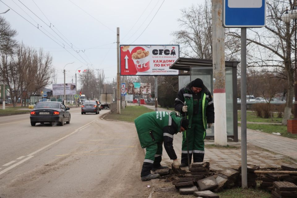 У остановки «Горбольница» по Вокзальному шоссе сотрудники Службы городского хозяйства проводят работы по восстановлению плитки У остановки «Горбольница» по Вокзальному шоссе сотрудники Службы городского хозяйства проводят работы по восстановлению плитки