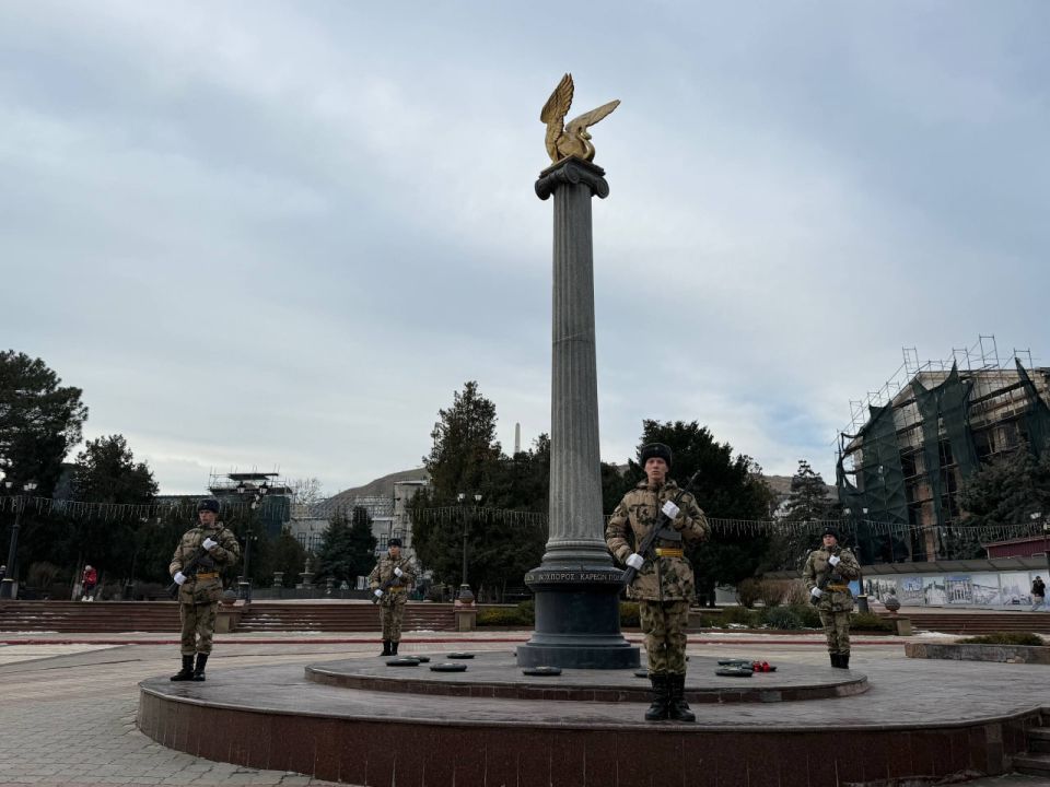 В Керчи состоялась торжественная церемония возложения цветов к капсуле с землей города-героя Ленинграда в память о погибших