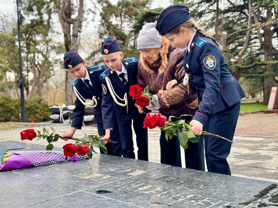 Офицеры и кадеты СК России провели для жительницы блокадного Ленинграда Ольги Покровской экскурсию по памятным местам Симферополя