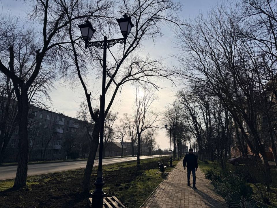 Новые декоративные фонари установлены вдоль пешеходной аллеи по ул. Казакова в направлении школы-гимназии №1 и вдоль учебного учреждения Новые декоративные фонари установлены вдоль пешеходной аллеи по ул. Казакова в направлении школы-гимназии №1 и вдоль учебного учреждения