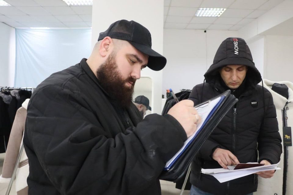 Сотрудники управления муниципального контроля продолжают системную работу по выявлению незаконных рекламных конструкций Сотрудники управления муниципального контроля продолжают системную работу по выявлению незаконных рекламных конструкций