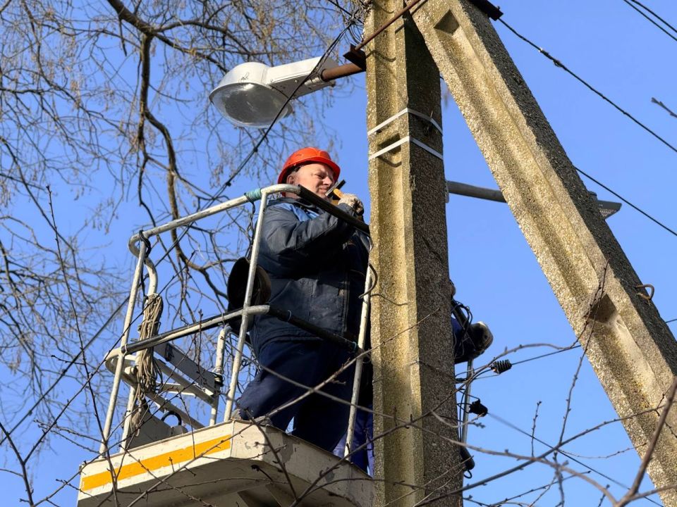 Новые декоративные фонари установлены вдоль пешеходной аллеи по ул. Казакова в направлении школы-гимназии №1 и вдоль учебного учреждения Новые декоративные фонари установлены вдоль пешеходной аллеи по ул. Казакова в направлении школы-гимназии №1 и вдоль учебного учреждения