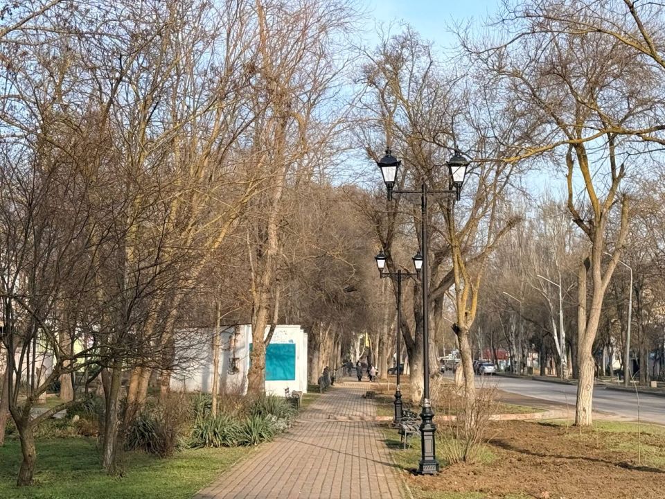 Новые декоративные фонари установлены вдоль пешеходной аллеи по ул. Казакова в направлении школы-гимназии №1 и вдоль учебного учреждения Новые декоративные фонари установлены вдоль пешеходной аллеи по ул. Казакова в направлении школы-гимназии №1 и вдоль учебного учреждения